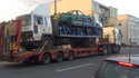 Un pick-up dans un petit camion sur un camion dans un encore plus grand camion.