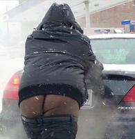Pousser sa voiture sous la neige, mais laisser l'échappement libre