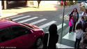 Une femme-policier, qui passait par là, utilise son pistolet taser