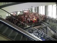 Deux vieux dans un escalator pour un hamburger gratuit.