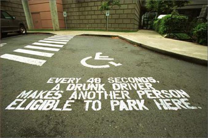 Une place de parking pour handicapés plutôt inquiétante.