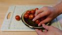 Couper des tomates cerises