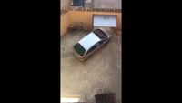 Faire passer une grosse voiture par un petit portail