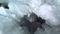 Un scientifique se filme après une chute de 20 mètres dans une crevasse