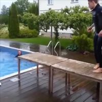 Avant de sauter dans une piscine
