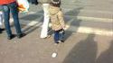 Un enfant et sa souris