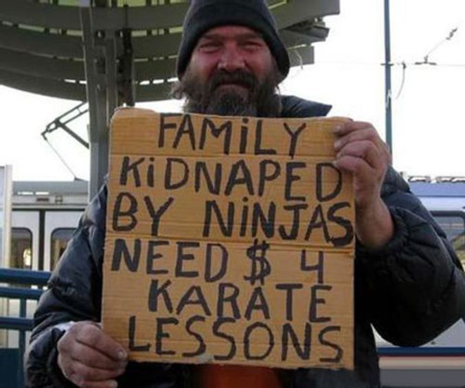 Un mendiant qui a de l'humour. Donnez lui $6 de plus et il se paye un costume de tortue ninja.