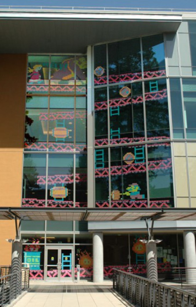 Une façade d'un immeuble décorée à la façon Donkey Kong.