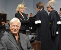 Pendant ce temps au tribunal...