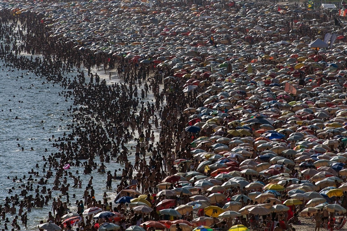 La plage bondée de Ipanema (Rio de Janeiro, Brésil) le 4 janvier dernier.