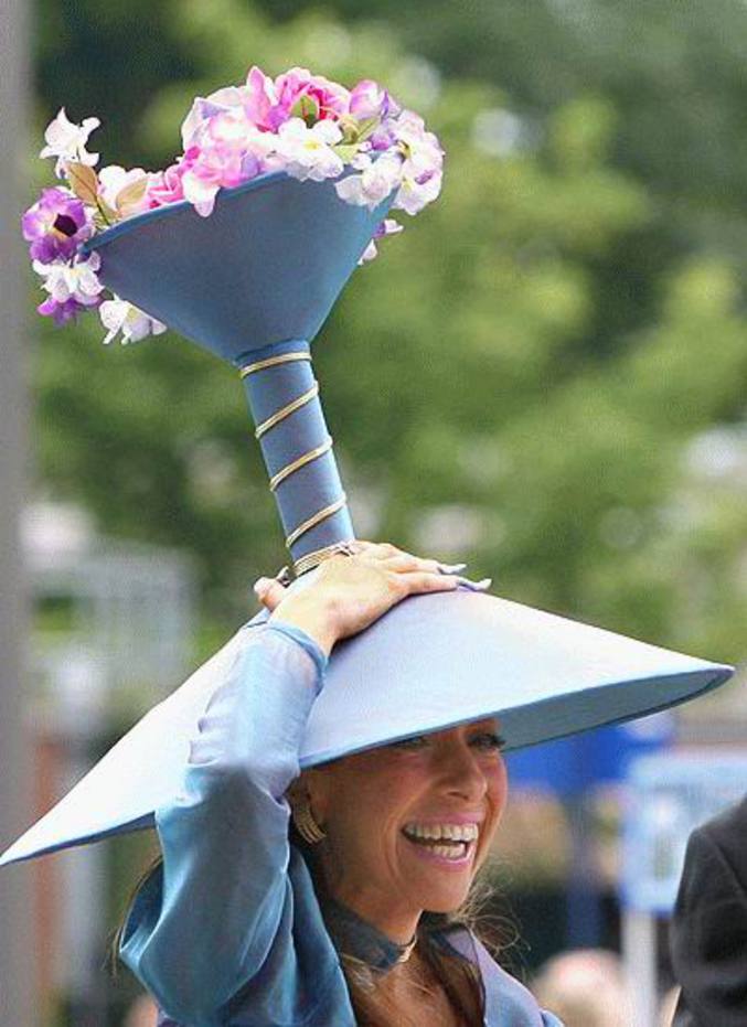 Une femme porte un chapeau en forme de verre.