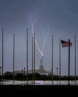 Statue de la Liberté frappée par la foudre