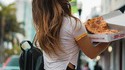 Manger une pizza