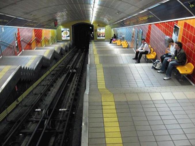 Une station de métro en pente.