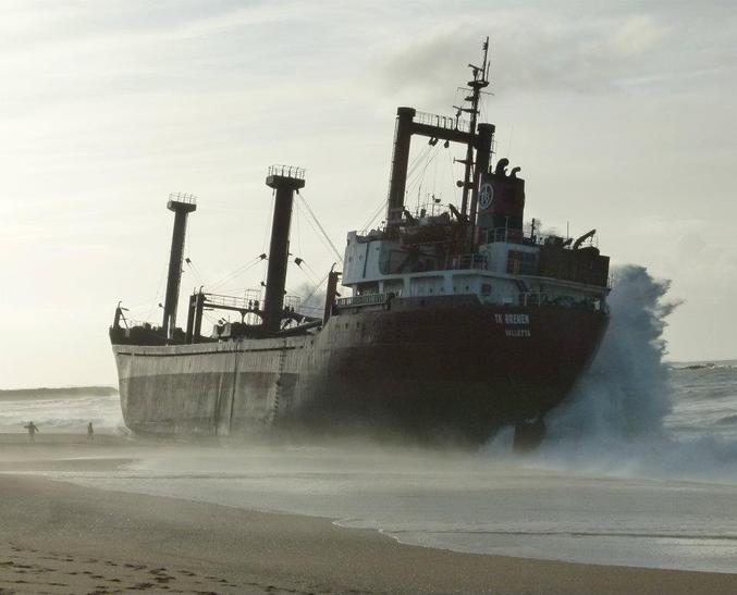 La tempête Joachim a provoqué le naufrage du cargo TK Bremen à Erdeven (Morbihan, France). Une marée noire a succédé à l'échouement. Le navire sera peut-être désossé.