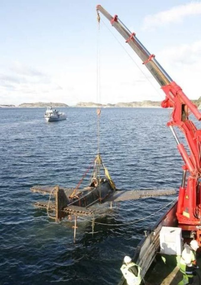 Un avion bien conservé datant de la seconde guerre mondiale est remonté des fonds marins