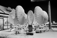 Effet de neige à la terrasse d'un McDo