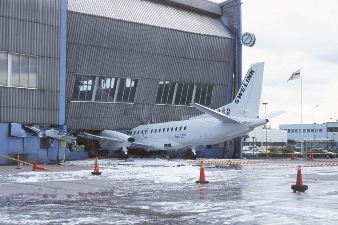 Un avion écrasé dans un hangar.