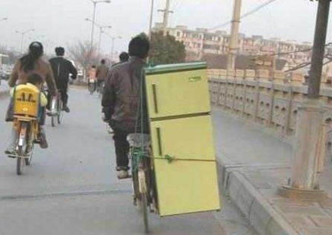 Déplacer de l'électroménager en vélo c'est possible que si on est équilibriste.