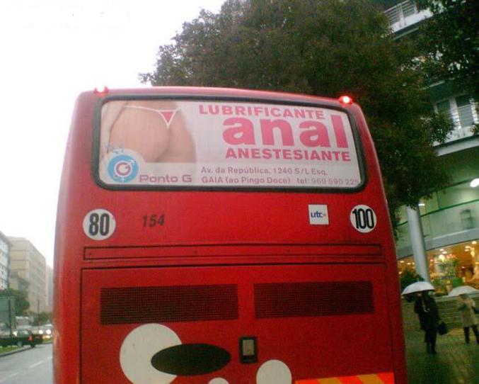 Voilà une drôle de publicité sur un bus.