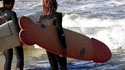 Surfeuse qui pénêtre dans l'eau