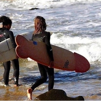 Surfeuse qui pénêtre dans l'eau