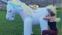 Visiblement, la licorne aime ça !