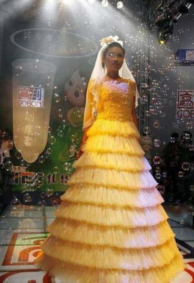 Une robe de mariée en préservatifs