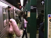 Kan tu déballes ton matériel dans le métro