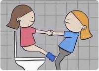 Voilà pourquoi certaines femmes vont au toilette à plusieurs.