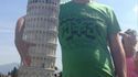 Encore un touriste qui fait une pause à la con devant la tour de Pise