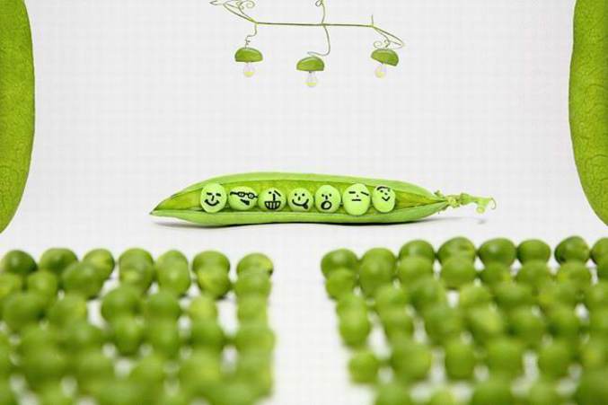 Une réunion de petits pois souriants