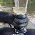 Un chimpanzé boit avec classe