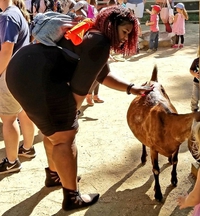 Caresser la croupe de la biquette...