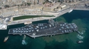 le porte avion USS JFK au port à Malte