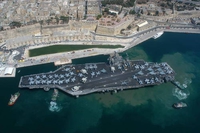 le porte avion USS JFK au port à Malte