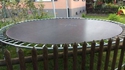 Allez jouer sur le trampoline les enfants