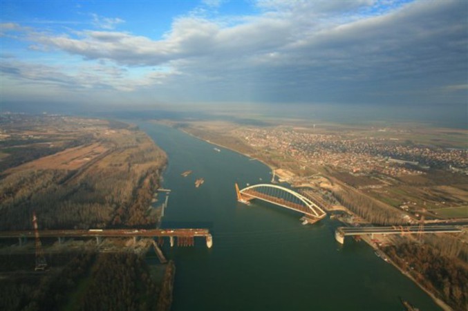 Une photo prise lors de la construction d'un pont.