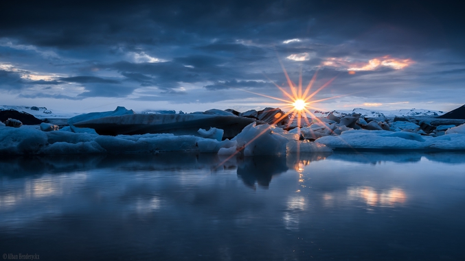 Lever du Soleil en Islande - photo de Alban Henderyckx (juin 2013) intitulée 'The Eye of the Glacier'.