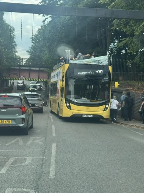 Une quinzaine de blessés, trois graves et un très grièvement : 
https://www.bbc.co.uk/news/articles/clyn010rzr3o