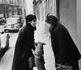 1953, photo de Cartier-Bresson à Paris : Que pourraient-ils se dire ?