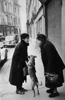 1953, photo de Cartier-Bresson à Paris : Que pourraient-ils se dire ?