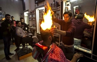Parceque un coiffeur avec des ciseaux c'est dépassé 