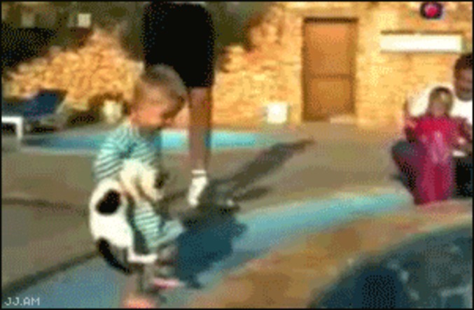 Petit humain contre chat