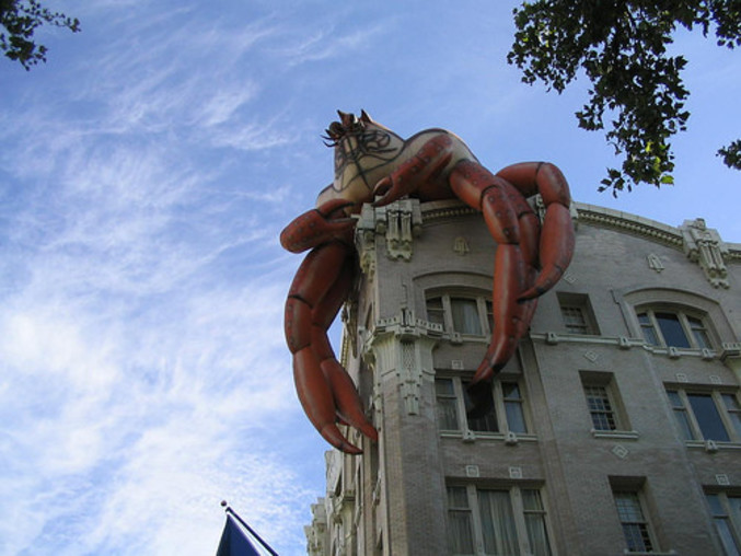 Un faux crabe géant sur le toit d'un immeuble.