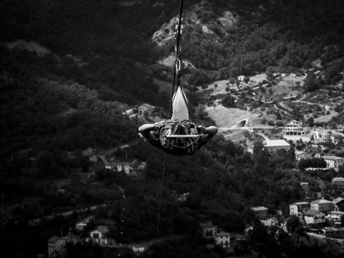 Photo prise au départ de la tyrolienne de Pietrapertosa, au sommet de l'un des pics de Castelmezzano dans la région de Potenza. 1550 mètres de câble suspendu pour cette attraction appelée "le vol de l'ange". (photo de Giuseppe Ceccardi)