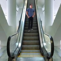 Attention aux descentes en escalator