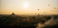 Envol de montgolfières au soleil couchant