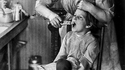 Grand-mère sait faire une bonne extraction