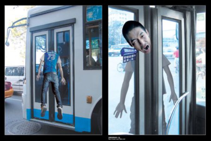 Un panneau dans un bus qui prévient de faire attention à la fermeture des portes (en Chine).